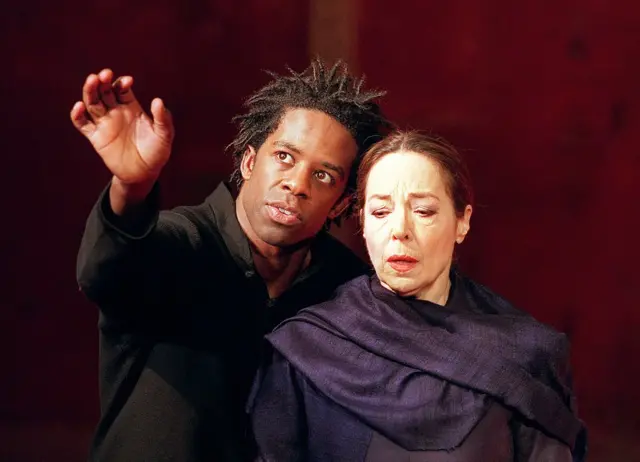 Британский актер Адриан Лестер в главной роли в англоязычном спектакле Питера Брука "Гамлет" на сцене парижского театра Bouffes du Nord. Рядом с ним - исполнительница роли Гертруды, жена Брука, актриса Наташа Пэрри