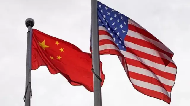 अमेरिका र चीनका झण्डा