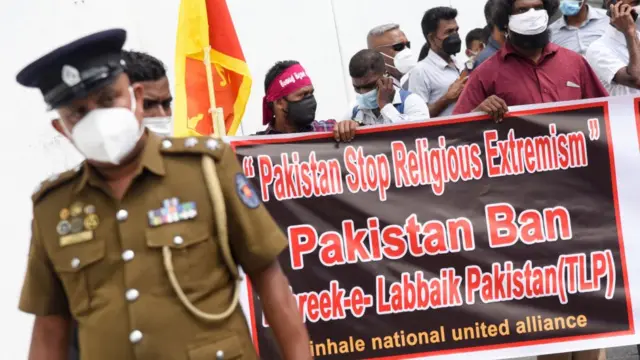 কলম্বোতে পাকিস্তান দূতাবাসের সামনে কট্টরপন্থী টিএলপিকে নিষিদ্ধ করার দাবিতে সমাবেশ, ডিসেম্বর ৬. ২০২১