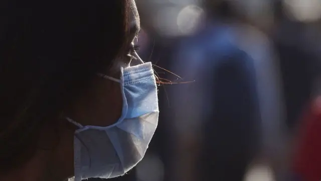 మాస్కు ధరించిన మహిళ