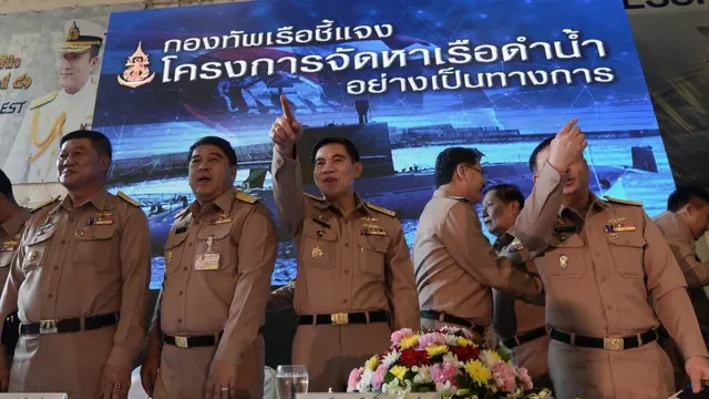 พล.ร.อ.ลือชัย รุดดิษฐ์ เสนาธิการทหารเรือ ในฐานะประธานกรรมการบริหารโครงการจัดหาเรือดำน้ำ ทำทีมตั้งโต๊ะชี้แจงการจัดซื้อเรือดำน้ำดีเซล-ไฟฟ้า รุ่น yuan class S26T จากประเทศจีน