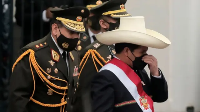 Pedro Castillo, en un acto, flanqueado por un militar.