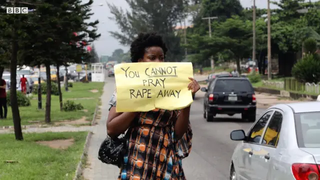 Obinrin pẹlu akọle lọwọ