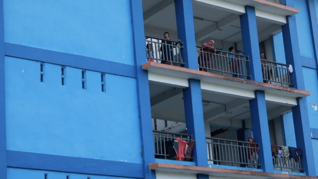 Ibu-ibu, pengungsi Sampang, di Rusunawa Puspa Argo, Sidoarjo, Jawa Timur.