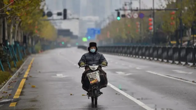 Hombre en motocicleta