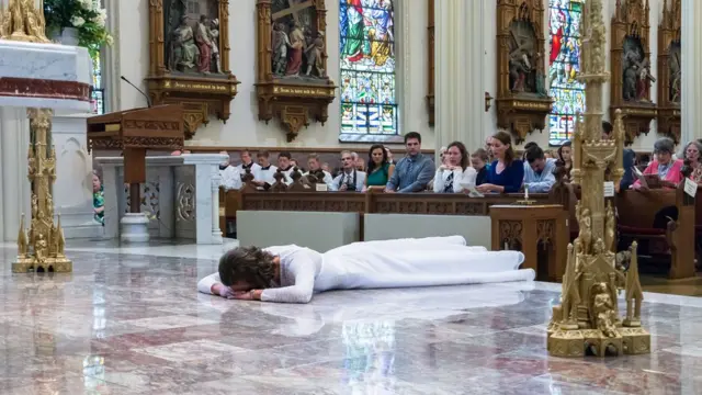 Jessica no chão da igreja