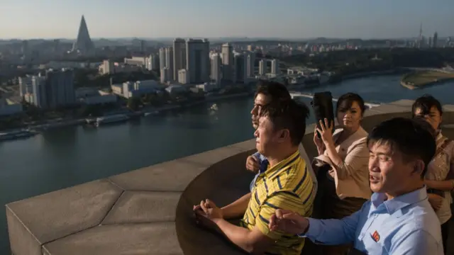 평양 주체타워에서 도시 전경을 구경하는 관광객들