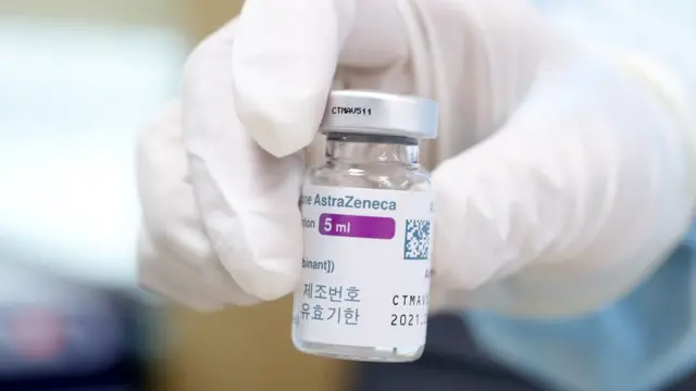 아스트라제네카 백신은 '혈전' 발생 논란으로 한동안 접종이 보류·연기됐다