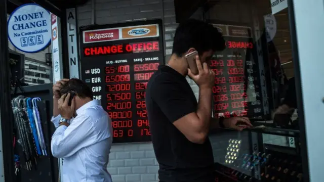 مكتب تصريف عملات في تركية مع شاشة تظهر الأسعار