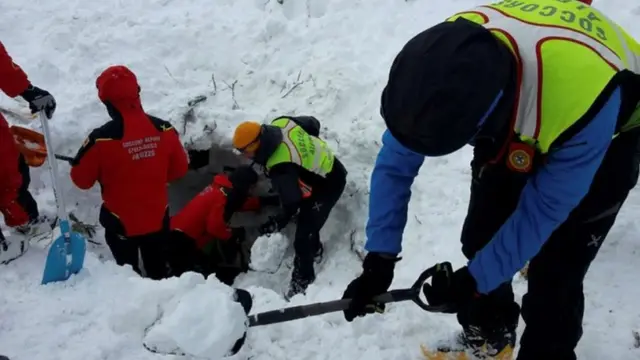 Cпасатели и спелеологи пытаются пробиться к людям, оставшимся под снежной лавиной в гостинице Rigopiano