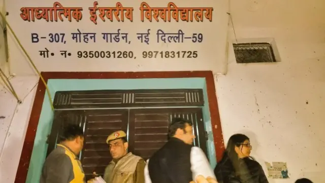 दिल्ली में बाबा का आश्रम