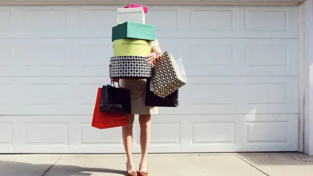 Дівчина з покупками