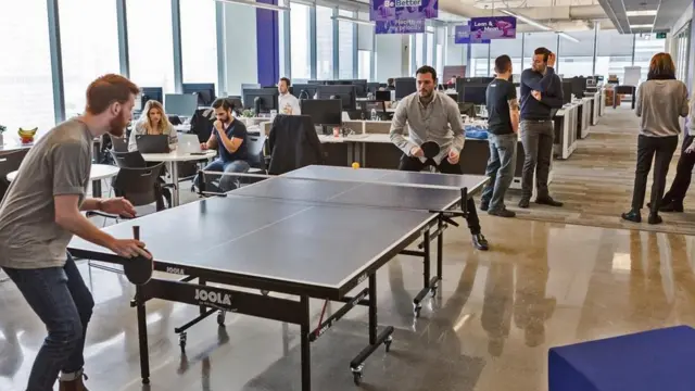 Mesa de ping pong en una oficina