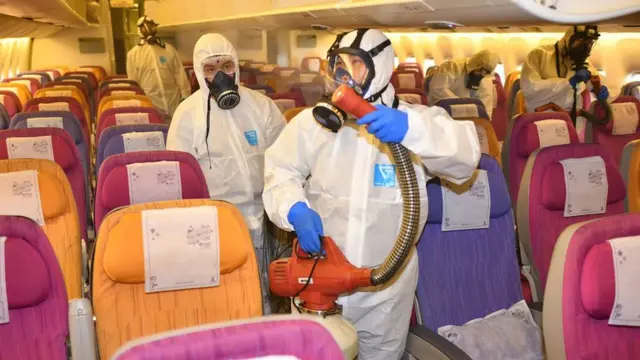 เจ้าหน้าที่ฉีดพ่นยาฆ่าเชื้อและเช็ดทำความสะอาดห้องผู้โดยสารภายในเครื่องบินของการบินไทยและสายการบินไทยสมายล์ ซึ่งเป็นหนึ่งในมาตราการป้องกันการแพร่ระบาดของไวรัสโคโรนาสายพันธุ์ใหม่