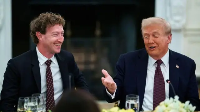 ट्रम्प यांच्या बोलताना मार्क झुकरबर्ग सॉरी म्हणाले आणि हा संवाद माइकमधून ऐकू आला