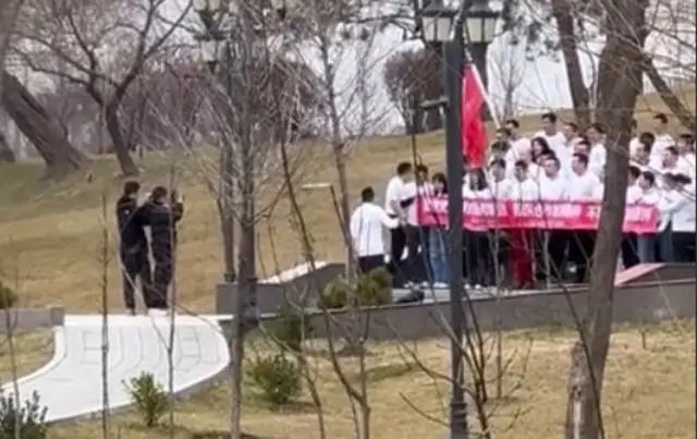 "Миллий боғ"даги қизил байроқлар жамоатчиликни чўчитган