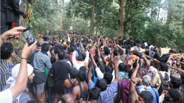 మహిళా భక్తుల్ని అడ్డుకుంటున్న పురుష భక్తులు