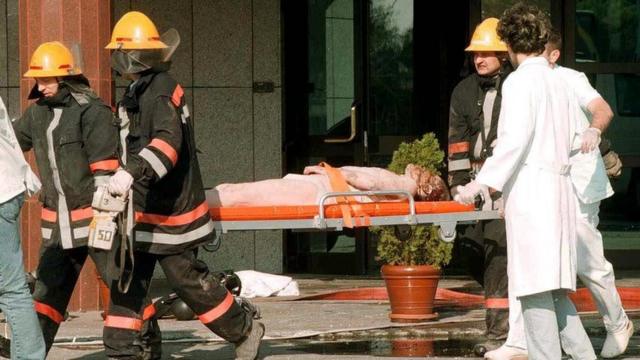 Unidentified injured Chinese embassy staff is carried away on a stretcher by Yugoslav rescue workers after the fire at the Chinese embassy, early Saturday, 08 May 1999,