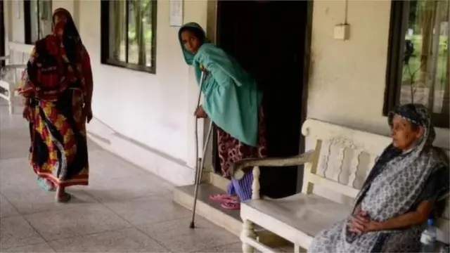 বাংলাদেশে বয়স্ক মানুষের জন্যে আছে হাতেগোনা কিছু প্রবীণ নিবাস।