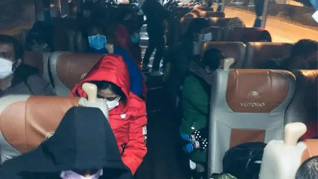 ঢাকার উদ্দেশ্যে রওয়ানা হওয়ার আগে এই বাসটিতে করে বাংলাদেশিদের নিয়ে আসা হয় উহানের বিমানবন্দরে। তখন তাদের সবার মুখেই ছিল মাস্ক পরিহিত।