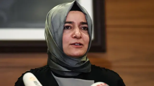 تركيا تحتج رسميا على معاملة وزيرتها في هولندا