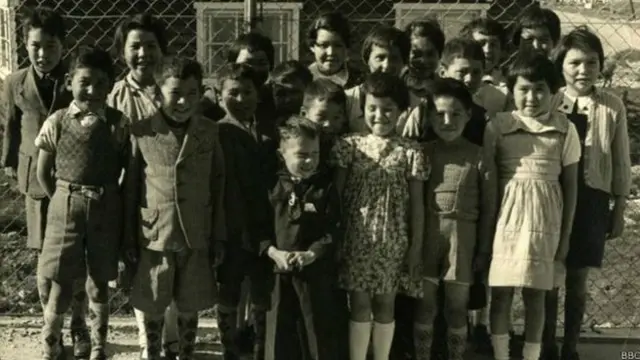 Helene con niñps de su edad