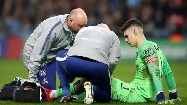 Kepa es atendido por los médicos del Chelsea.