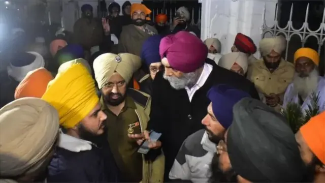 डीसीपी परमिंदर सिंग भंडाल लोकांशी चर्चा करताना