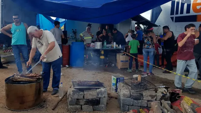 Voluntário faz churrasco