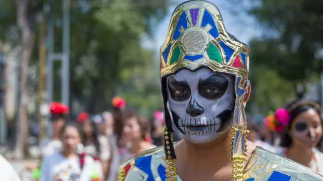 "Un joven disfrazado de faraón con la cara pintada de catrín que desfila por las calles de Guadalajara", foto de Pablo A. Arias Cid.