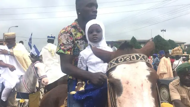 Ọkunrin kan ati ọmọde to gun ẹsin