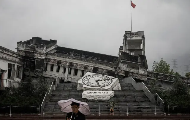2018年4月30日,一名遊客在參觀映秀鎮漩口中學地震遺址。