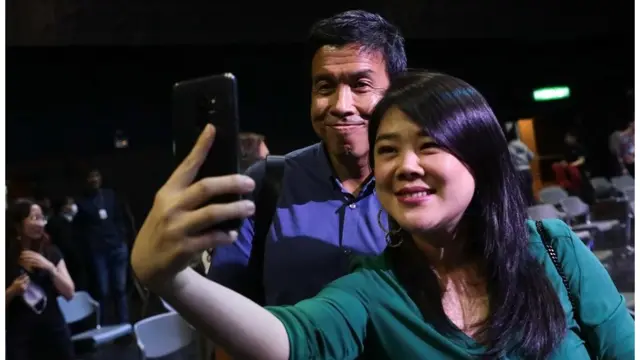 ชัชชาติ สิทธิพันธุ์ ผู้เสนอตัวชิงผู้ว่า กทม. กับ ชยิกา วงศ์นภาจันทร์ หลานสาวอดีตนายกฯ ทักษิณ ร่วมสังเกตการณ์ โดยที่ชัชชาติบอกว่ามาให้กำลังใจดวงฤทธิ์ บุนนาค ซึ่งเป็นเพื่อนของเขา