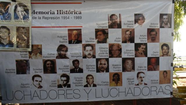 Un cartel con las víctimas del régimen de Alfredo Stroessner