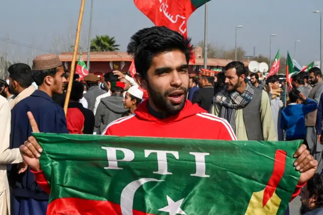 पीटीआई का एक समर्थक