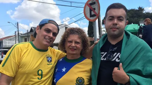 Manifestantes contra Lula na frente da PFmexico polonia apostasCuritiba