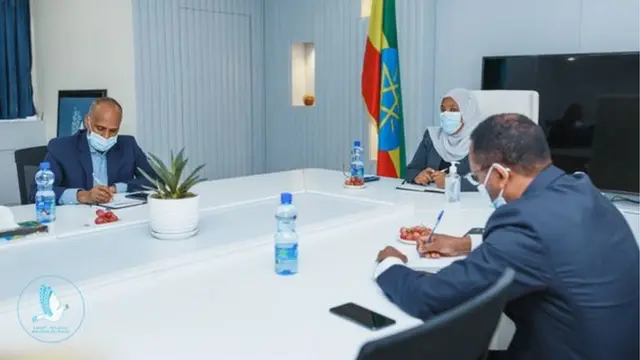 Madaxweynaha Dowlad Deegaanka Soomaalida Mustafe Muxumed Cumar iyo Madaxweynaha Dowlad Deegaanka Canfarta Awal Arba oo heshiis kala saxiixanayo