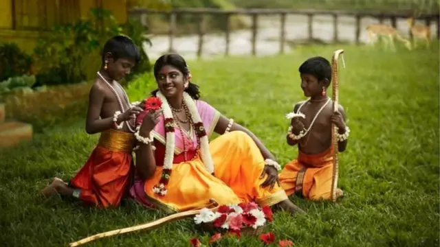 සීතා දෙවඟන දරු දෙදෙනා සමඟ -අඳුරු ඡවි වර්ණයෙන්