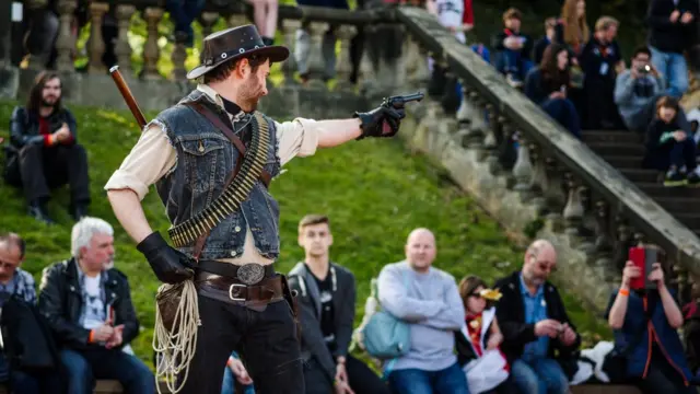 Hombre vestido como protagonista de Red Dead Redemption