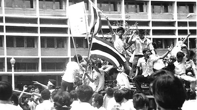 ขบวนการนักศึกษาประชาชนเคลื่อนออกจากมหาวิทยาลัยธรรมศาสตร์ เข้าสู่ถนนราชดำเนิน ชูธงเรียกร้องรัฐธรรมนูญ ในเหตุการณ์ 14 ต.ค. 2516