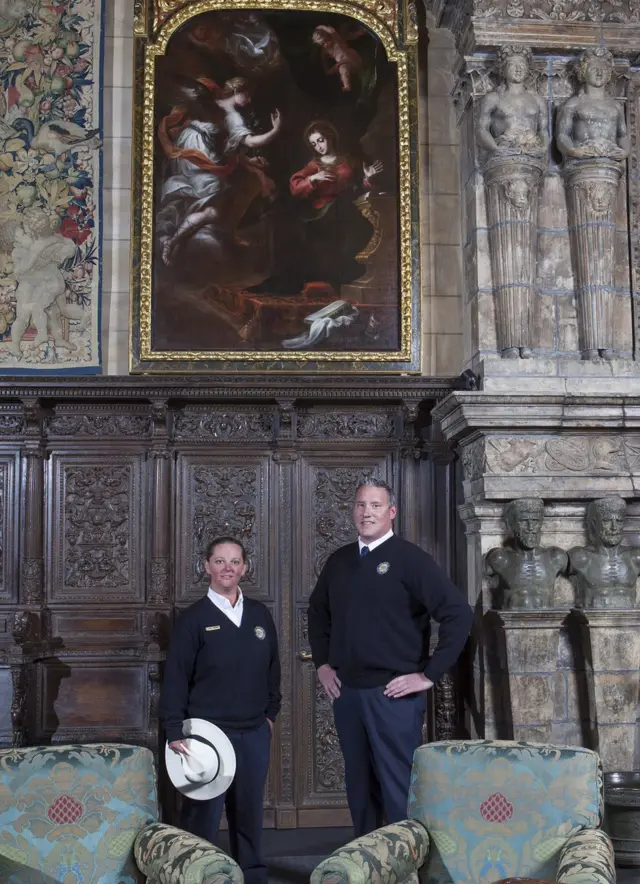 Los dos guías que ayudaron a identificar al autor de la pintura. (Foto: Hearst Castle/ CA State Parks).