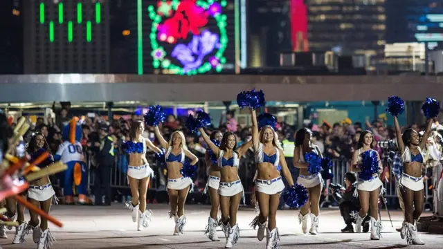 香港过去多年都会在农历新年第二天举行大型花车巡游,吸引世界各国团体参加演出,但今年的巡游取消。