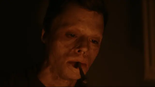 Aleixo Paz iluminado por la luz de un cigarrillo.