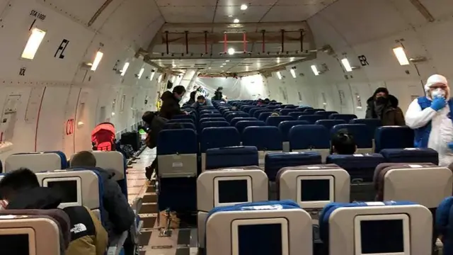 مسافرون في طائرة