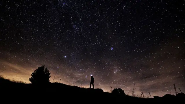 Un hombre viendo al cielo