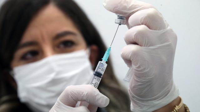 醫護人員在土耳其安卡拉為市民接種中國科興公司生產的新冠疫苗（新華社圖片12/2/2021）