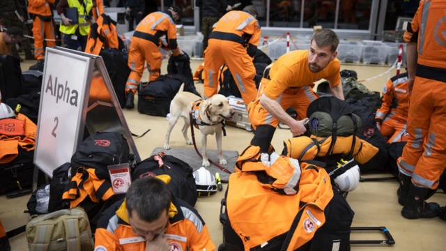 Equipo de rescatistas de Suiza se preparan para viajar a Turquía.