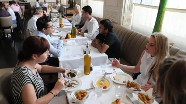 إماراتيون وأجانب يتناولون الطعام في أحد مطاعم دبي في 30 أغسطس/آب 2018