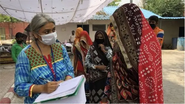 వలస కార్మికుల ఆరోగ్య వివరాలు తెలుసుకుంటున్న దిల్లీ వైద్య సిబ్బంది