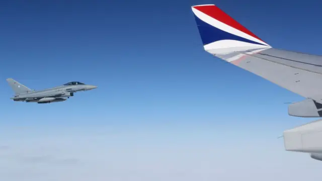 Самолет с британским монархом сопровождал немецкий истребитель